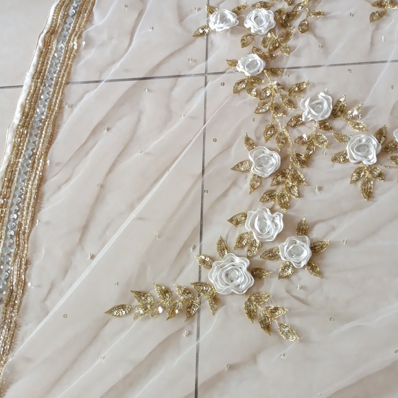 Stunning dupatta with satin roses and sequins - Picture 4 of 6